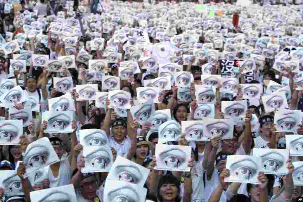 People stage a protest for Taiwanese soldier Hung Chung-chiu who died in early July after being forced to perform a vigorous regime of calisthenics in sweltering heat, in front of President Office in Taipei, Taiwan.