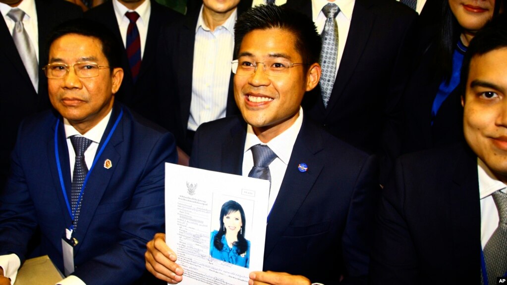 ထို္င္းဘုရင္ Maha Vajiralongkorn ရဲ႕ အသက္ ၆၇ ႏွစ္အရြယ္ ရွိၿပီျဖစ္တဲ့ အမေတာ္ဟာ Thai Raksa Chart ပါတီကုိ ကုိယ္စားျပဳ ယွဥ္ၿပိဳင္မွာျဖစ္ေၾကာင္း Thai Raksa Chart ပါတီေခါင္းေဆာင္ Preechapol Pongpanich ေၾကညာစဥ္။