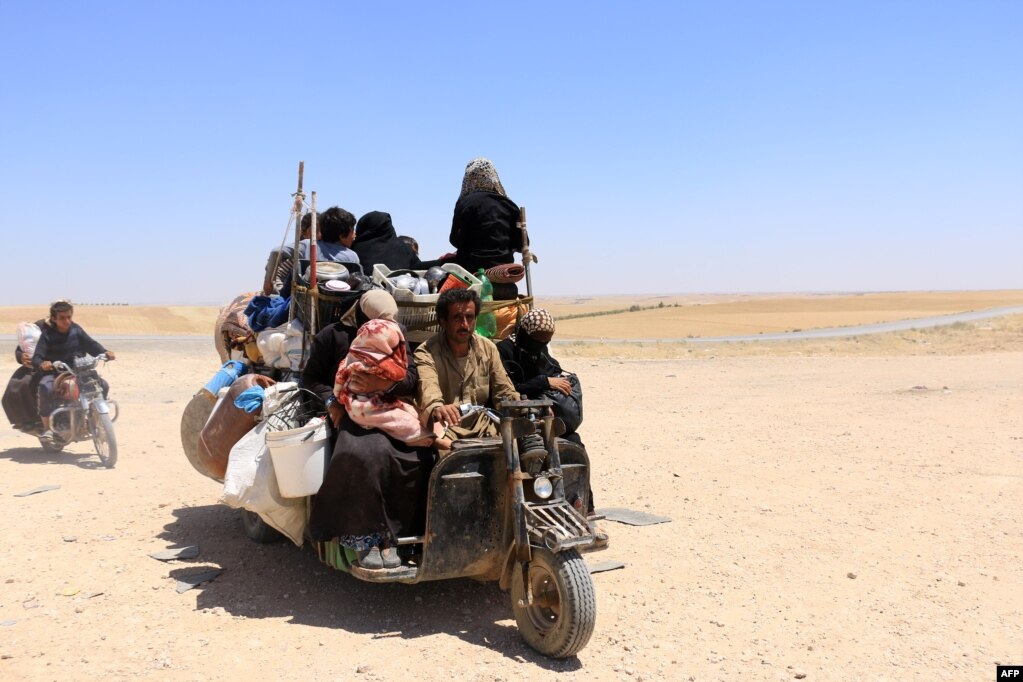 수니파 무장단체 ISIL이 점령한 락까를 탈출, 자라블루스 남쪽을 지나고 있는 시리아인들.