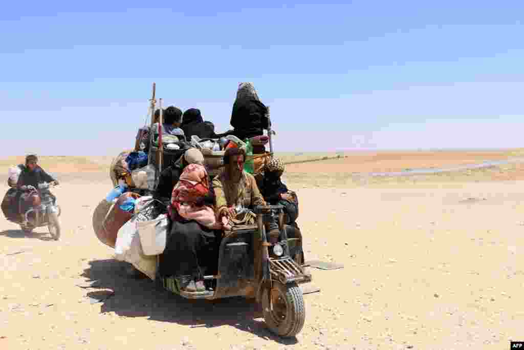 Syrians fled the Islamic State stronghold of Raqqa, in an area near the village of Balaban, south of Jarablus.