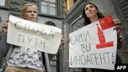 Коллаж фото журналистских пикетов, протестующих против наступления российских властей на свободу прессы.
