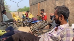 Pekerja Migran India yang mudik bersepeda di tengah lockdown akibat pandemi COVID-19 tahun 2020, beristirahat sejenak di tengah perjalanan mereka. (Foto: Bhagirathi Films/ Thomson Reuters Foundation)