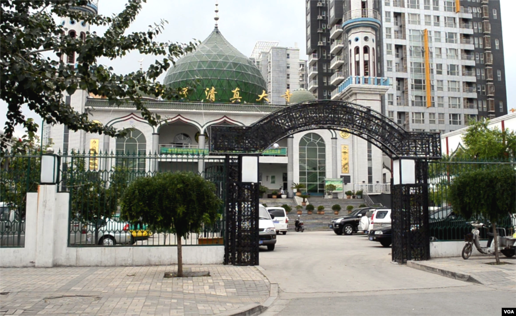 穆斯林构成宁夏六百万人口的三分之一以上，在银川市中心的西环清真大寺是宁夏四千多个清真寺之一。