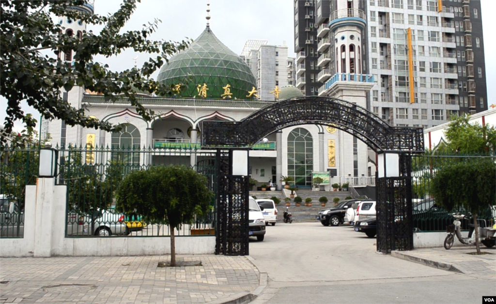 Muslims make up more than a third of Ningxia's six million people. Xihuan Mosque in downtown Yinchuan is one of the the more than four thousand mosques in Ningxia. (Stephanie Ho/VOA)