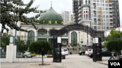 Muslims make up more than a third of Ningxia's six million people. Xihuan Mosque in downtown Yinchuan is one of the the more than four thousand mosques in Ningxia. (Stephanie Ho/VOA)