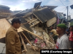 Foto dirilis Badan Nasional Penanggulangan Bencana (BNPB) memperlihat rumah-rumah warga di Provinsi Banten dan Jawa Barat yang rusak akibat gempa 6,1 SR, Selasa 23 Januari 2018.