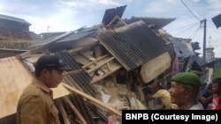  Foto dirilis Badan Nasional Penanggulangan Bencana (BNPB) memperlihat rumah-rumah warga di Provinsi Banten dan Jawa Barat yang rusak akibat gempa 6,1 SR, Selasa 23 Januari 2018.(Courtesy Image: BNPB)