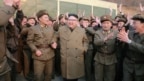 Lãnh tụ Bắc Hàn Kim Jong Un và các binh sĩ.