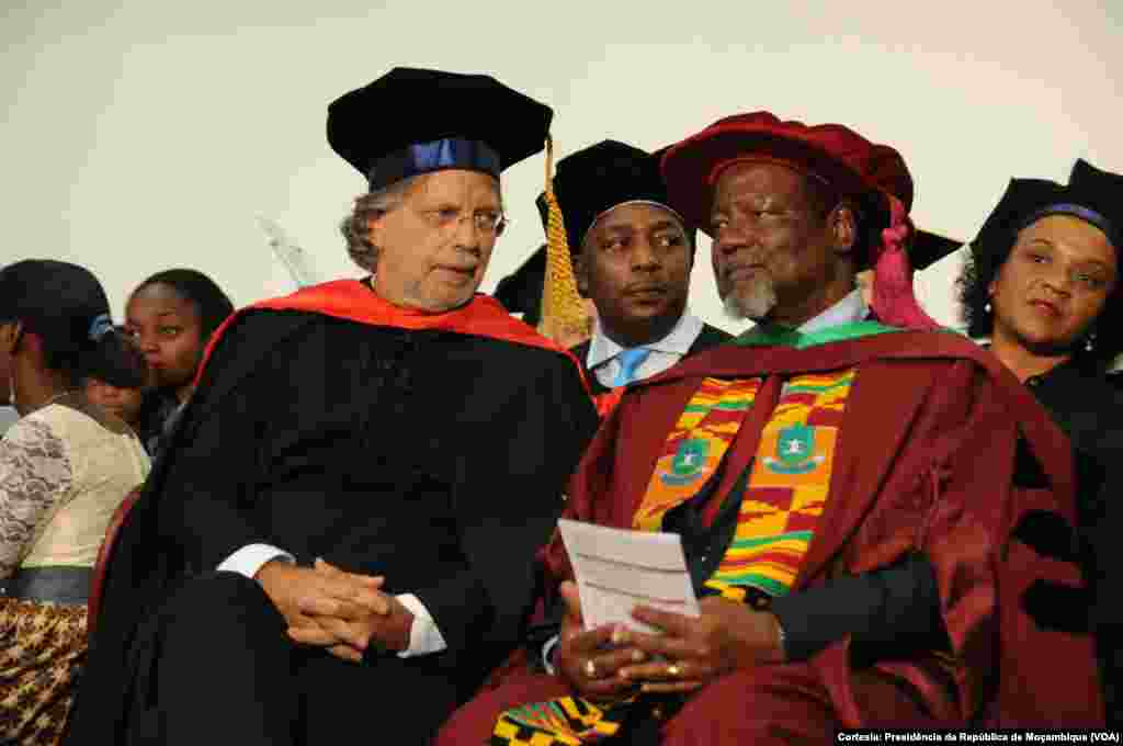 Mia Couto e Joaquim Chissano, 