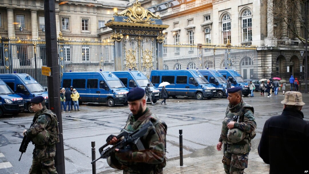 French soldiers patrol outside the Paris hall of Justice, March 30, 2016 while Frenchman Reda Kriket is being questioned