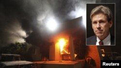 El embajador de Estados Unidos en Libia, John Christopher Stevens (foto inserta), murió asfixiado por el humo de los incendios provocados al ser atacado el consulado estadounidense en Bengasi.