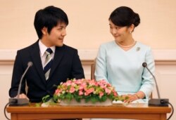 Putri Mako, putri sulung Pangeran Akishino dan Putri Kiko, dan tunangannya Kei Komuro, teman universitas Putri Mako, tersenyum saat konferensi pers mengumumkan pertunangan mereka di Akasaka East Residence di Tokyo, Jepang, 3 September 2017. (Foto: Reuters)