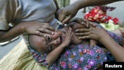ເດັກນ້ອຍຊາວເຜົ່າ Kachin ຄົນນຶ່ງໃນມຽນມາ ທີ່ເປັນໂຣກໄຂ້ຍຸງ ກໍາລັງ ໄດ້ຮັບການປິ່ນປົວທີ່ສຸກສາລາແຫ່ງນຶ່ງໃນມຽນມາ.