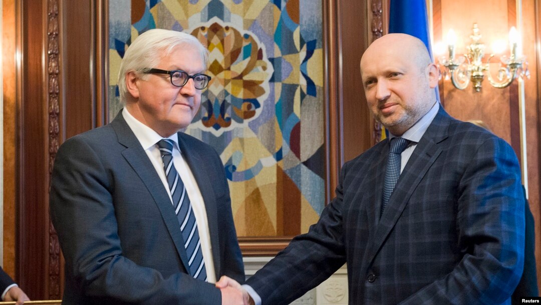 Presiden sementara Ukraina Oleksander Turchinov (kanan) berjabat tangan dengan Menlu Jerman Frank-Walter Steinmeier (kiri) dalam pertemuan di Kyiv (13/5).