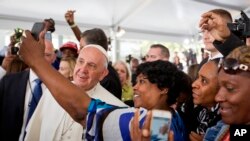 El papa Francisco saludó a todos mientras caminaba entre la multitud durante su visita a Caridades Católicas de la Arquidiócesis de Washington.