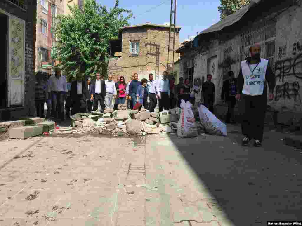 Diyarbakır&rsquo;da toplanarak özyönetim modelini tartışan Kürt siyasetçiler ve DBPli belediye başkanları ortak bir deklarasyon yayınlayarak, hükümetin özyönetime saygı göstermesini istedi. Özyönetimin devleti reddetmediği vurgulanan açıklamada özyönetim ilan edilen yerlere baskı yapılmaması istendi