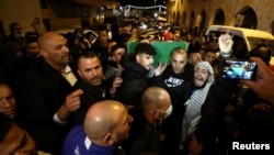 Warga menghadiri pemakaman Iyad Khayri, pria Palestina yang ditembak petugas keamanan Israel, di Yerusalem, Minggu, 31 Mei 2020. (Foto: Reuters)