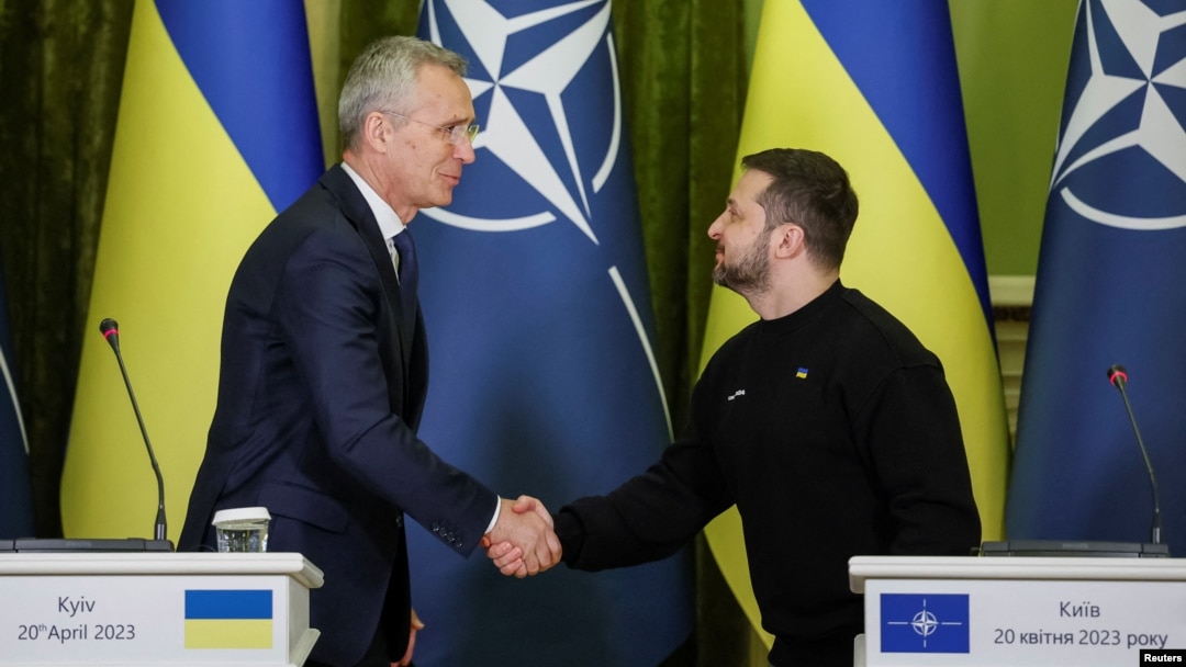 Tổng Thư ký NATO Stoltenberg và Tổng thống Ukraine Zelenskyy họp báo chung ở Kyiv.