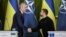 Tổng thư ký NATO, Jens Stoltenberg, và Tổng thống Ukraine, Volodymyr Zelenskyy, tham dự một cuộc họp báo chung tại Kyiv, Ukraine, vào ngày 20/4/2023, giữa bối cảnh Nga tấn công Ukraine.