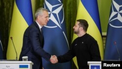 Generalni sekretar NATO-a Jens Stoltenber rukuje se sa ukrajinskim predsjednikom Volodimirom Zelenskim na konferenciji za novinare u Kijevu, (Foto: REUTERS/Alina Yarysh)