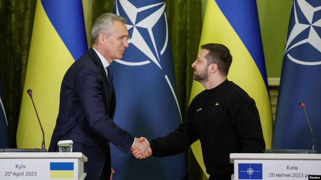 옌스 스톨텐베르그(왼쪽) 북대서양조약기구(NATO∙나토) 사무총장과 볼로디미르 젤렌스키 우크라이나 대통령이 20일 크이우(러시아명 키예프)에서 공동회견 중 악수하고 있다. 