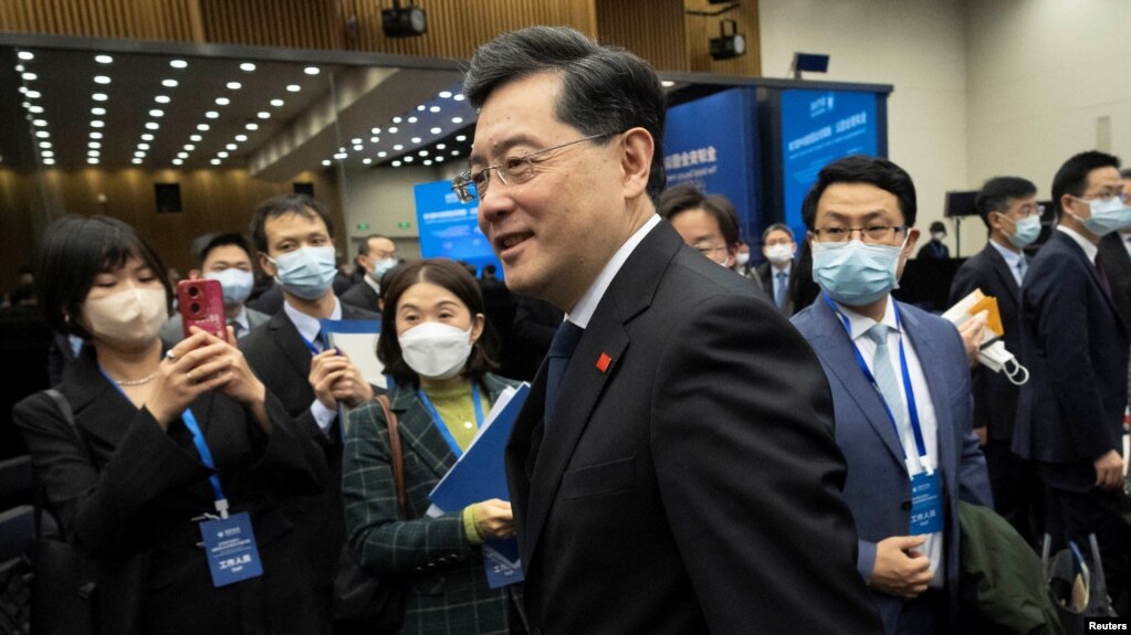 El Ministro de Relaciones Exteriores de China, Qin Gang, camina después de pronunciar un discurso de apertura durante el "Foro Lanting" en Beijing, China, el 21 de febrero de 2023.