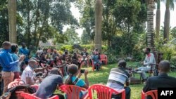 Bobi Wine donne une conférence de presse chez lui, à Wakiso, Ouganda, le 8 janvier 2021.