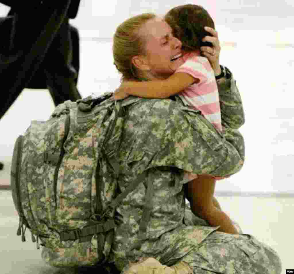 Terri Gurrola 3 yaşlı qızı Gabrielle Gurrolanı Hartsfield-Jackson Beybnəlxalq Aeroportunda qarşılayır.&nbsp; Foto İraqda yeddi ay xidmət etmiş Gurrola ABŞ-a qayıdarkən çəkilib.&nbsp; Foto: Louie Favorite / AJC.