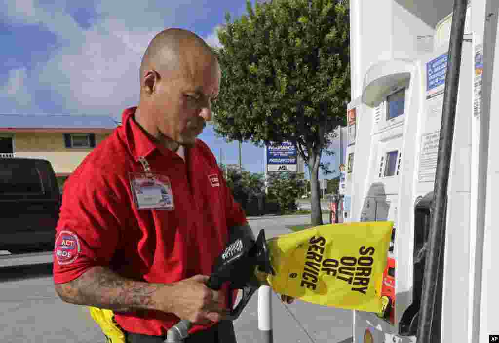 Albert Fernández, un empleado de una estación de gasolina en Key Largo, Florida cubre una manguera donde se terminó el combustible por la creciente demanda a causa del huracán Irma. El estado ha sido declarado en emergencia federal. AP Sept. 6, 2017.