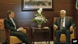 Palestinian President Mahmoud Abbas (R) meets with US Mideast peace envoy David Hale in the West Bank city of Ramallah, September 7, 2011.