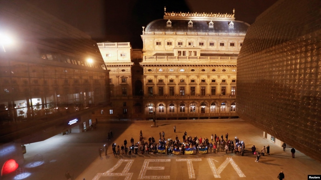 Un grupo de ciudadanos protagoniza un acto en favor de Ucrania en Praga, el 22 de marzo de 2022.