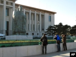 游客给孔子雕像拍照