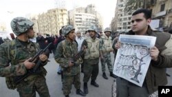 তাহরির স্কয়ারের সামনে বিক্ষোভকারী ও সেনাবাহিনীর সামনাসামনি অবস্থান