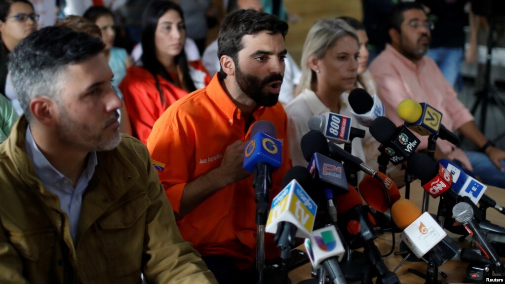 Juan Andrés Mejía, legislador del partido Voluntad Popular, durante una conferencia de prensa para anunciar su retiro de la mesa de negociaciones.