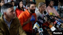 Juan Andrés Mejía, legislador del partido Voluntad Popular, durante una conferencia de prensa para anunciar su retiro de la mesa de negociaciones.