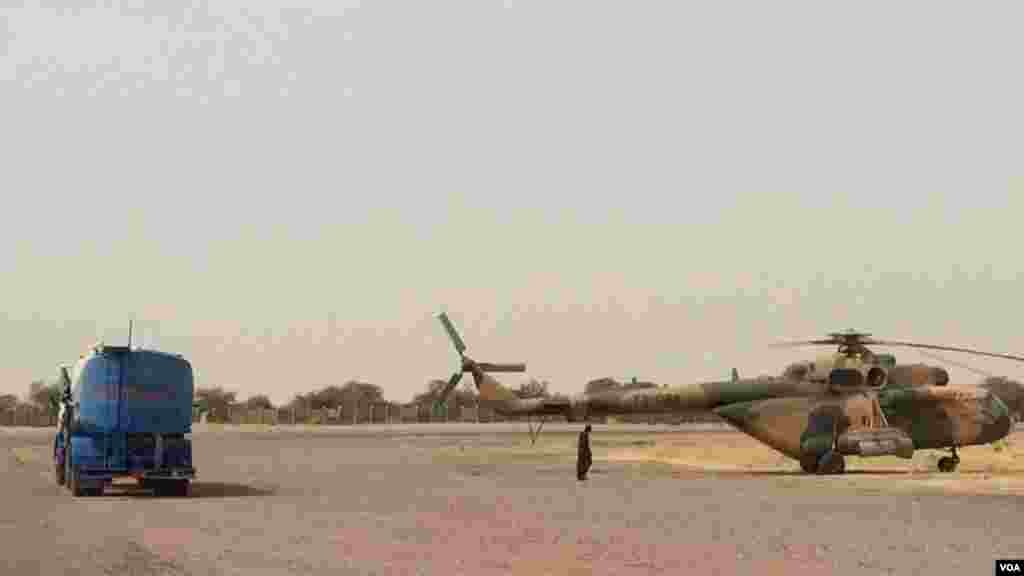 Un véhicule et un hélicoptère apperçus à l&#39;aéroport de Diffa