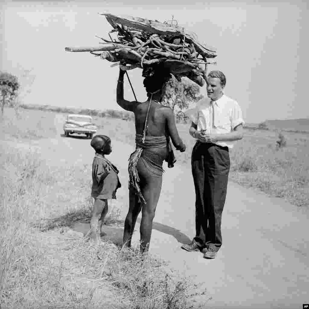 Billy Graham discute avec une femme et un petit garçon près du village de Miango dans l'est du Nigeria, le 19 février 1960.