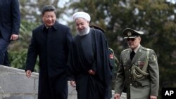 ប្រធានាធិបតី​ចិន​លោក Xi Jinping (ខាងឆ្វេង) ទទួលស្វាគមន៍​ដោយ​ប្រធានាធិបតី​អ៊ីរ៉ង់​លោក Hassan Rouhani នៅ​អំឡុងពេល​ទស្សនកិច្ច​របស់​លោក​នៅ​រដ្ឋធានី​តេរ៉ង់។