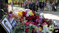 18일 우크라이나 크림반도 케르치에서 발생한 대량 살상 피해자를 위해 임시 추모장소가 마련돼 시민들이 꽃과 인형을 놓아두고 있다. 