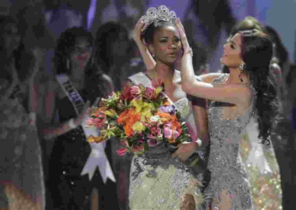 La señorita Angola, Leila Lopes, recibe la corona de parte de la Miss Universo 2010, la mexicana Ximena Navarrete.