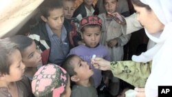 Anak-anak pengungsi Afghanistan menerima vaksin polio di kamp pengungsi dekat Peshawar, Pakistan (foto: dok). Afghanistan merupakan penghasil pengungsi terbesar dengan 2,7 juta orang pengungsi.