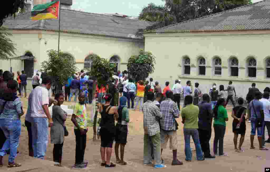 Wapiga kura wamesimama kwa utulivu katika mistari mirefu kusubiri zamu ya kupiga kura zao katika kituo cha kupiga kura cha Maputo, Msumbiji, Oct. 15, 2014. 