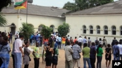 Voters queue to cast their votes at a polling station, in Maputo, Mozambique, Oct. 15, 2014.