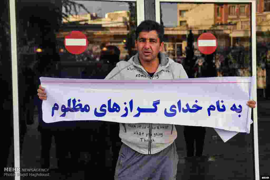 شروع نام نویسی در انتخابات ریاست جمهوری با نام خدا با ابراز مظلومیت گرازها عکس: مجید حق دوست