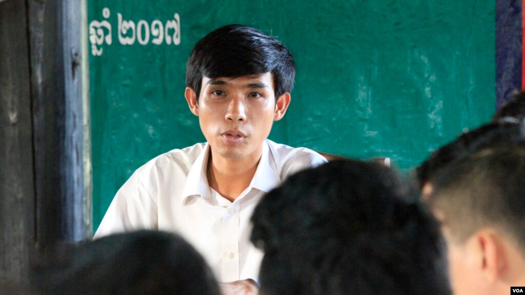 Chen Sokngeng, 26, the newly-elected Sala Kam Reuk commune chief from Cambodia National Rescue Party (CNRP), talks to local villagers, Siem Reap, Cambodia, July 12, 2107. (Sun Narin/VOA Khmer)