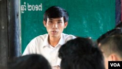 Chen Sokngeng, 26, the newly-elected Sala Kam Reuk commune chief from Cambodia National Rescue Party (CNRP), talks to local villagers, Siem Reap, Cambodia, July 12, 2107. (Sun Narin/VOA Khmer)