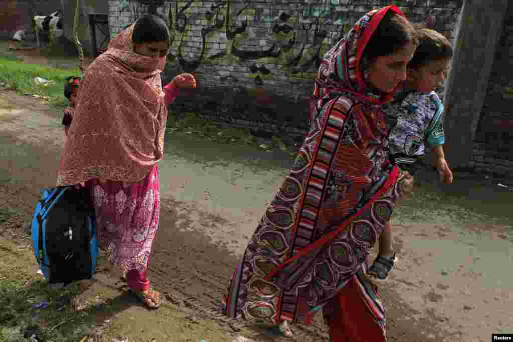فائرنگ اور گولہ باری کے ان واقعات کے باعث سینکڑوں افراد اپنا گھر چھوڑ کر محفوظ مقامات پر منتقل ہونے پر مجبور ہوئے۔