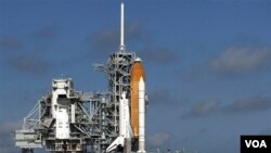 Pesawat ulang-alik Discovery di landasan peluncuran di Cape Canaveral, Florida.