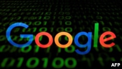 Logo Google terlihat di sebuah layar. (Foto: AFP)