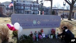 美國樂壇巨星雲妮.侯斯頓葬禮定於星期六舉行﹐哀悼者在殯儀館和教堂外為這位歌星擺放了卡片﹑鮮花和字條。